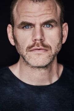 Michael Maize interpreta Master Sergeant