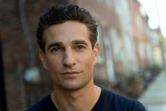 Benjamin Kanes interpreta Randy