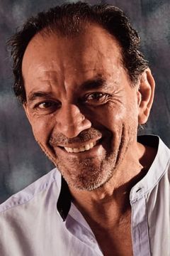 Jorge Prado interpreta ​Lieutenant Iraola