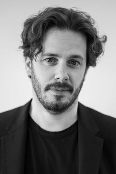 Edgar Wright interpreta Rabid Monkeys Newsreader / Prat-falling Zombie / Italian Restaurant Voice (uncredited)