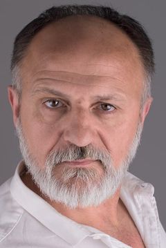 Pablo Viña interpreta Padre Gabino Sánchez