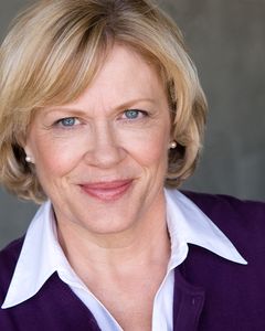 Loanne Bishop interpreta Female Officer