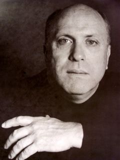 Lawrence P. Beron interpreta Lieutenant Merchant