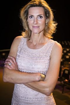 Elvira Out interpreta Moeder Tommie