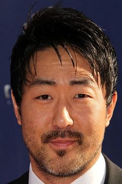 Kenneth Choi interpreta Howard Han