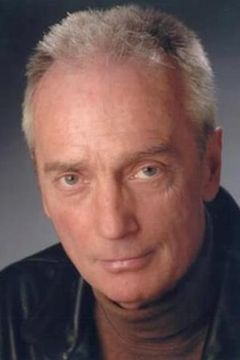 Bill Cwikowski interpreta Ralph Dandridge