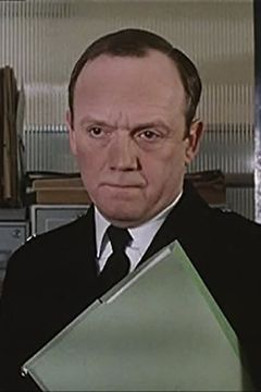 Bruce Alexander interpreta Captain - HMS Chester