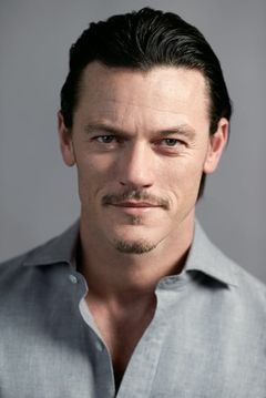 Luke Evans interpreta Alex Tchenkov