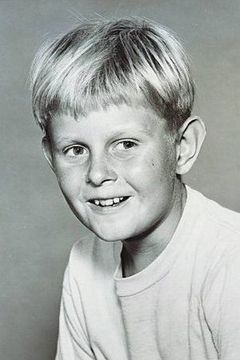 Michael Winkelman interpreta Tommy Rogers