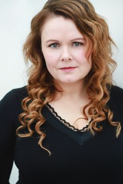 Maeve McGrath interpreta Mary
