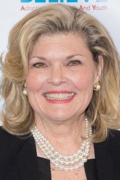 Debra Monk interpreta Mrs. Armstrong