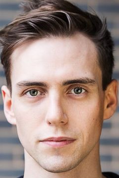 Jamie Muscato interpreta Father Patino (uncredited)