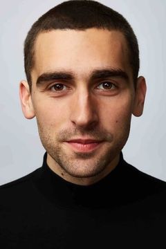 Alex Stein interpreta Rich