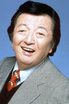 Jack Soo interpreta Colonel Cai