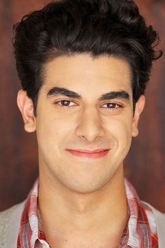 Joey Vahedi interpreta Thomas