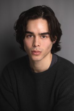Tristan Arthurs interpreta Ethan