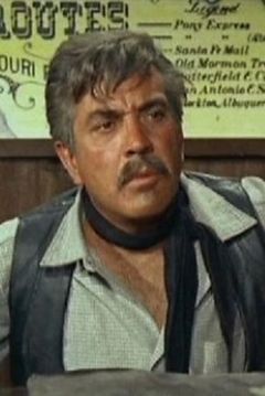 José Riesgo interpreta Mexican Cavalry Captain (uncredited)