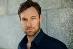 Marc Baylis interpreta Edward