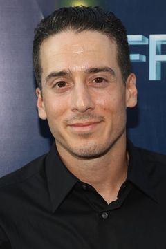 Kirk Acevedo interpreta Charlie Francis