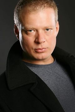 Sasha Piltsin interpreta Vasily Petrov