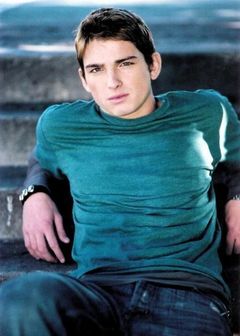 Talan Torriero interpreta Billy