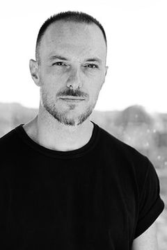 James Lafazanos interpreta Jeremy (Gallery Owner)