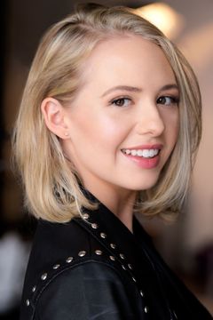 Nicole Alyse Nelson interpreta Dayton Reyes