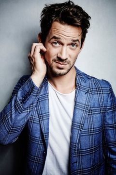 Marc Benjamin interpreta Lars Holbin