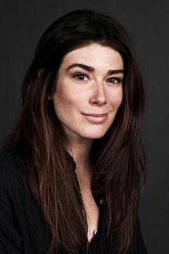 Laura Steinel interpreta Heather