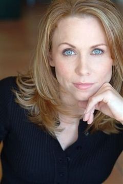 Melissa Barker interpreta Surrogate (uncredited)