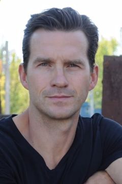 Michael Karl Richards interpreta Brad Jones