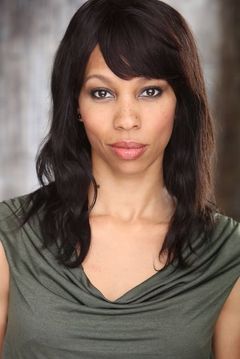 Dennisha Pratt interpreta Cop Photographer