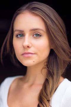 Kristen Edwards interpreta Elena