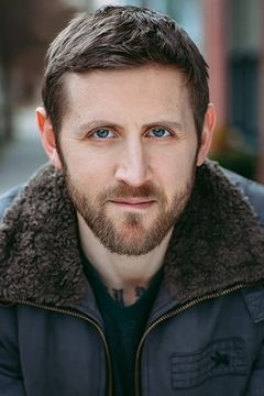 Primo Allon interpreta Victor