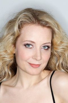 Jennifer Mudge interpreta Female Reporter
