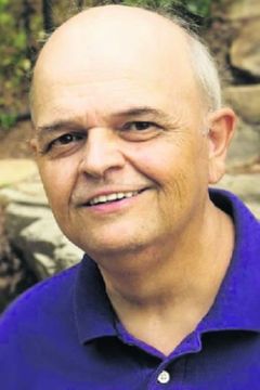 Bill Roberson interpreta Loyalist Simms