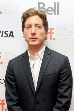 Henry Alex Rubin interpreta Josh