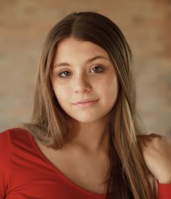 Victoria Paige Watkins interpreta Olympus girl (uncredited)