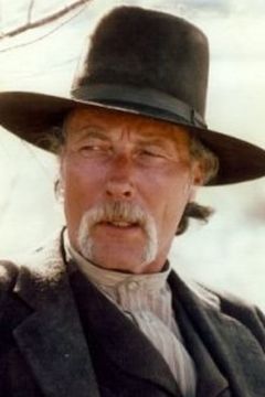David S. Cass Sr. interpreta Moustached Mercenary