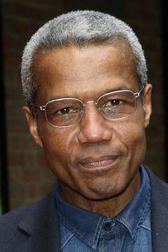Hugh Quarshie interpreta Semo Oduwale