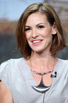 Daisy Betts interpreta Helen Smallbone