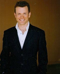 Christopher Bolton interpreta Wayne Stozzi