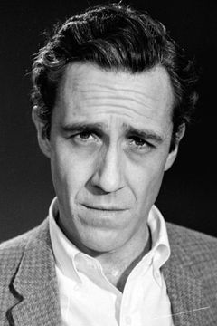 Jason Robards interpreta General R. Pendleton Lloyd