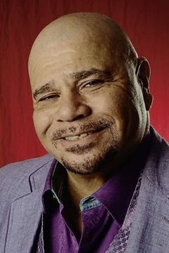 Kenny Robinson interpreta Front Desk Manager