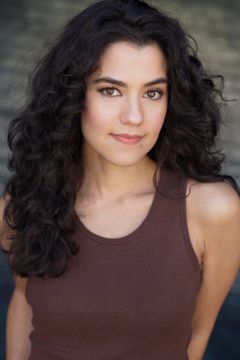 Zoë Hall interpreta Bobby's Girl (uncredited)