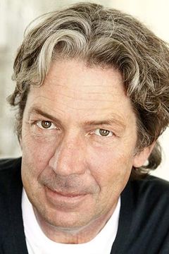 Paul Geoffrey interpreta Lord John Clayton