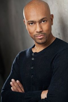 Ramon Terrell interpreta Alan Perkins