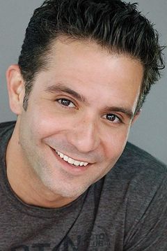 Mark Gagliardi interpreta Father Chuck