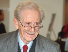 Norman Corwin interpreta Self - Pioneer Radio Producer (archive footage)