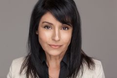 Parisa Johnston interpreta Forensic Technician